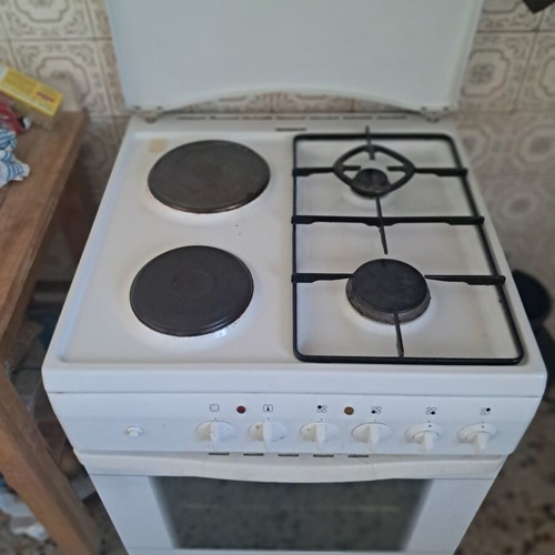 Kitchen stove with 2 gas and 2 electric burners