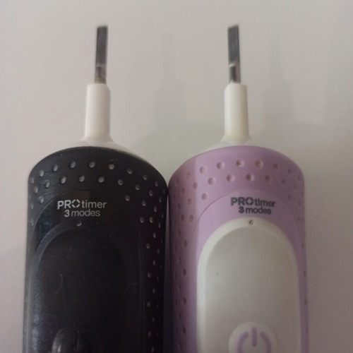 Oral B electric toothbrushes like new with three functions and three new heads