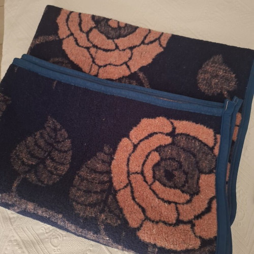 Single blanket in excellent condition