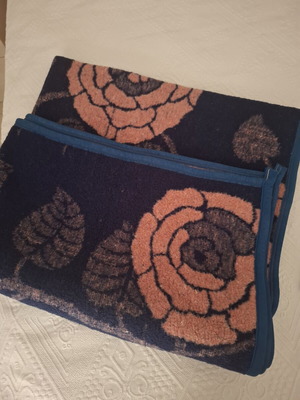 Single blanket in excellent condition