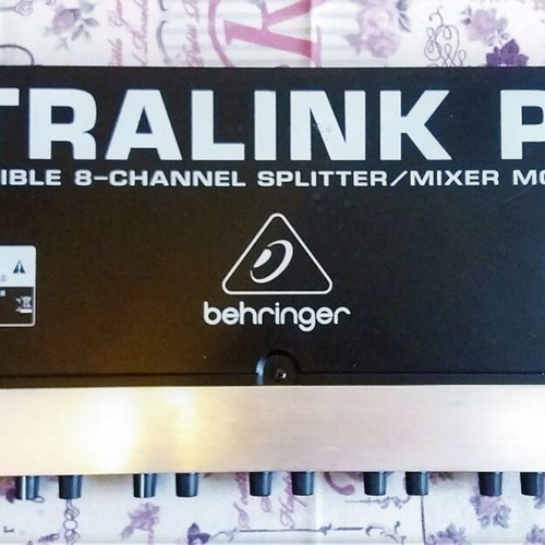 Behringer Ultra Link Pro MX 882 like new with 4 stereo amplifiers