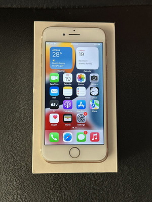 iPhone 7 Gold 32GB used with charger and headphones, battery 79%