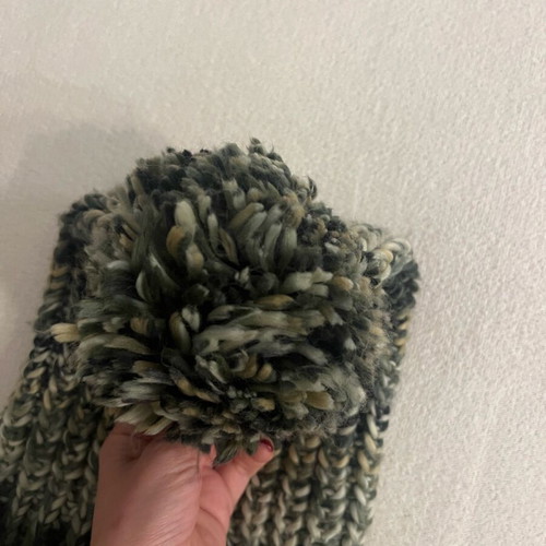 American Eagle hat and scarf like new, multicolored