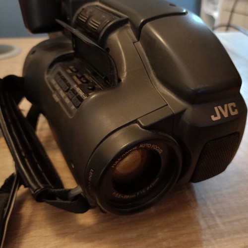 JVC GR-AX40 Compact VHS-C camcorder used, with power supply and battery