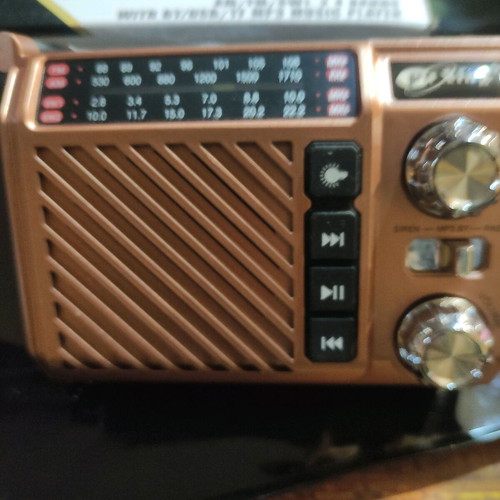 Multifunctional emergency radio new with solar charging and LED lamp