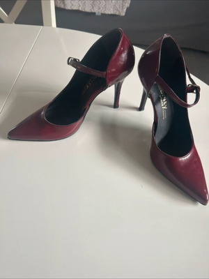 Celebrity burgundy strap pumps used, size 37