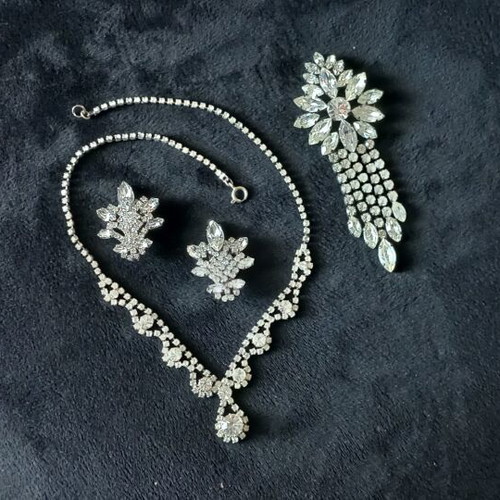 Rhinestone jewelry set with clip-on earrings, like new