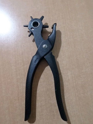 Hole punch for belts like new