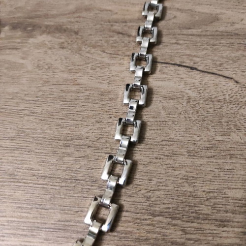 Chain style belt in excellent condition