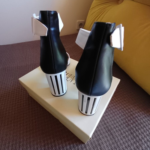Women's black and white sandals like new, size 38, high block heel