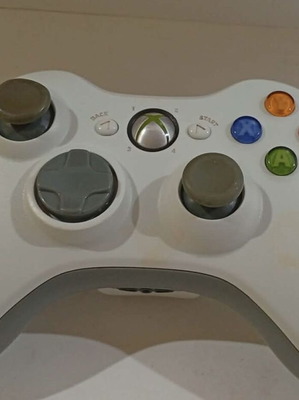 Microsoft Xbox 360 контролер в бял цвят