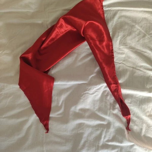 Triangular red scarf like new