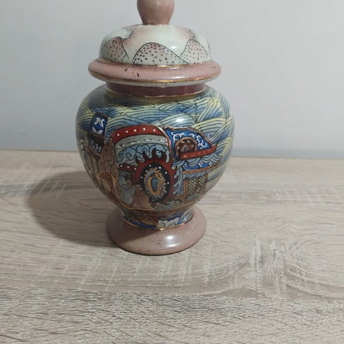 Porcelain decorative jar type Satsuma used with small chip
