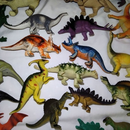 Dinosaur figures like new, set of 31