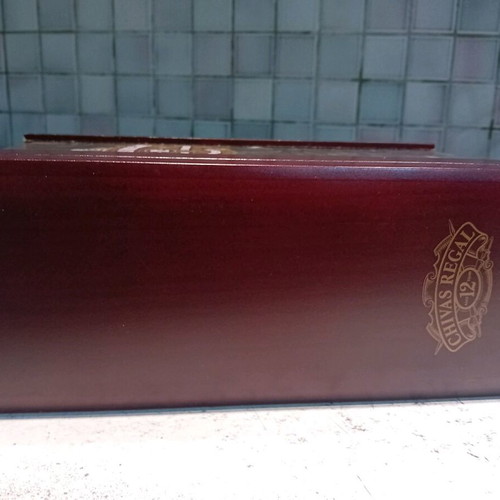 Chivas Regal 12 Years Old Premium Scotch Whisky Collectible Case like new