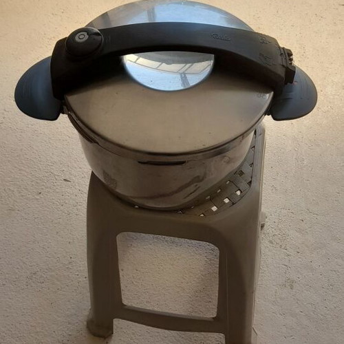 Fissler pressure cooker used 8 liters missing lid handle