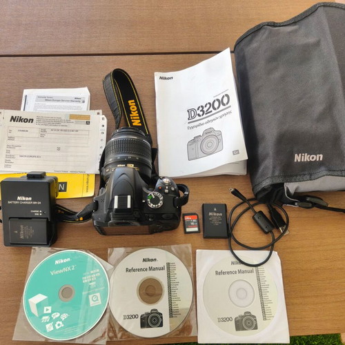 Nikon D3200 DSLR 24.2MP with 18-55mm VR lens like new