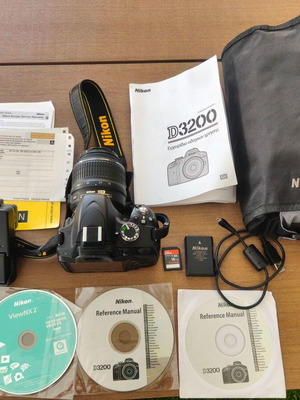 Nikon D3200 DSLR 24.2MP with 18-55mm VR lens like new