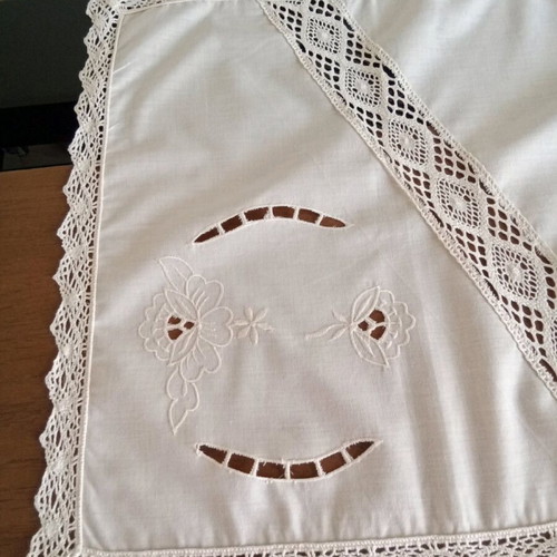 Ecru embroidery set of 3 pieces like new