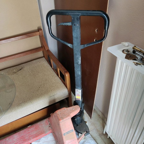 Pallet truck used 2,500 tons