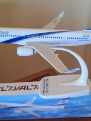 Boeing 737 EL AL collectible plastic model airplane used, scale 1:200