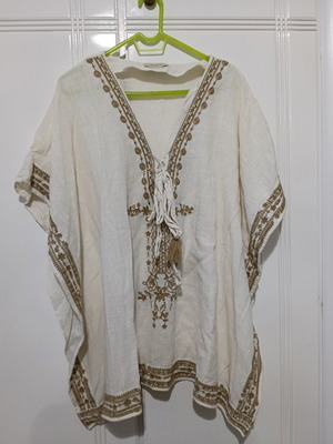 Kaftan with embroidery like new, beige, one size
