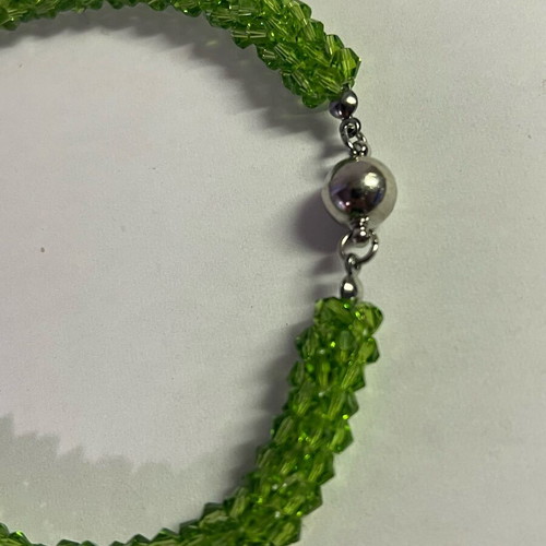 Necklace with perfect green color and magnetic clasp like new