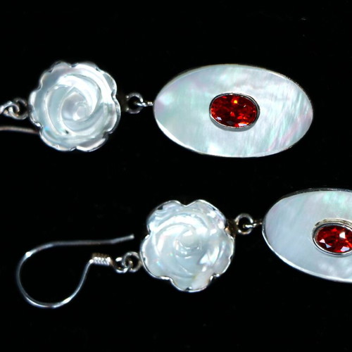 Earrings with genuine garnet stone and carved shell in 925 silver new