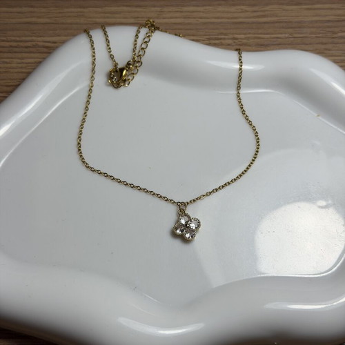 Necklace like new, gold color