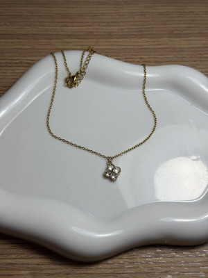 Necklace like new, gold color