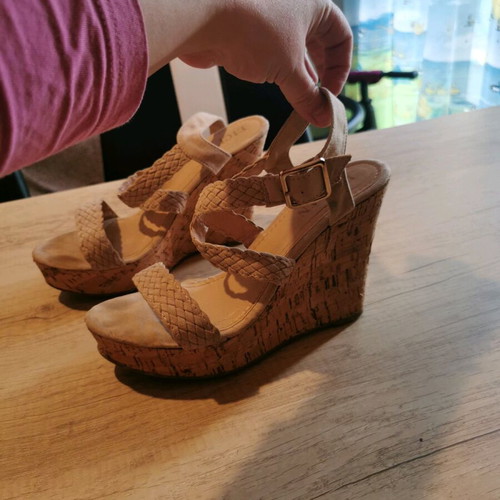 Beige platform sandals like new, size 39