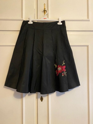 Vintage taffeta skirt new with flower embroidery, size large, black