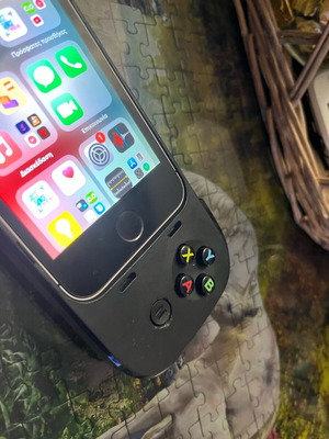 iPhone SE 2016 σαν καινούργιο, space grey, 16GB με Logitech PowerShell Controller