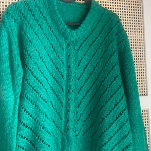 Wool knitted women's green sweater like new with V-neck