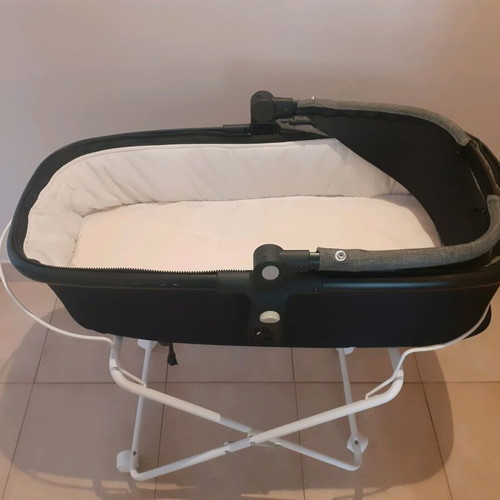 Baby bassinet used with missing top part with zipper
