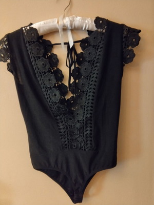Black bodysuit medium size like new, elastic fabric