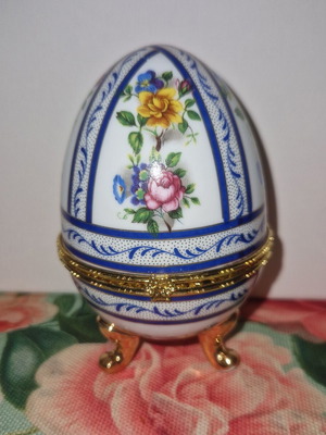 Limoge porcelain decorative egg like new, collectible