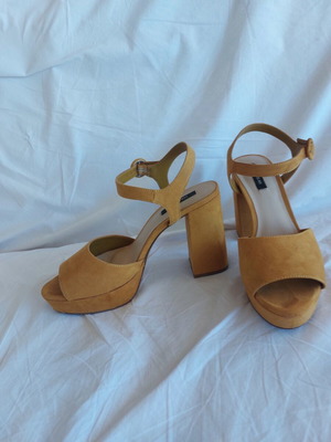 Pull & Bear platform sandals size 39 like new, mustard color