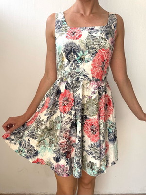 Floral dress like new, unworn, size M