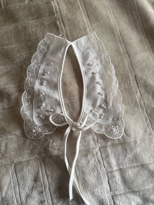 Collar with pearls and lace like new, white