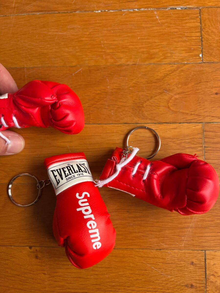 Supreme Everlast keychain red new - € 9,00 - Vendora.cy