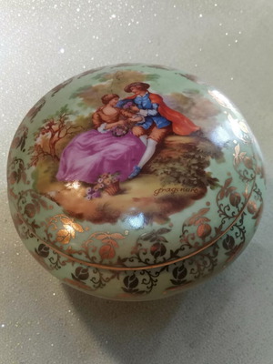 Vintage Limoges France jewelry box like new, porcelain