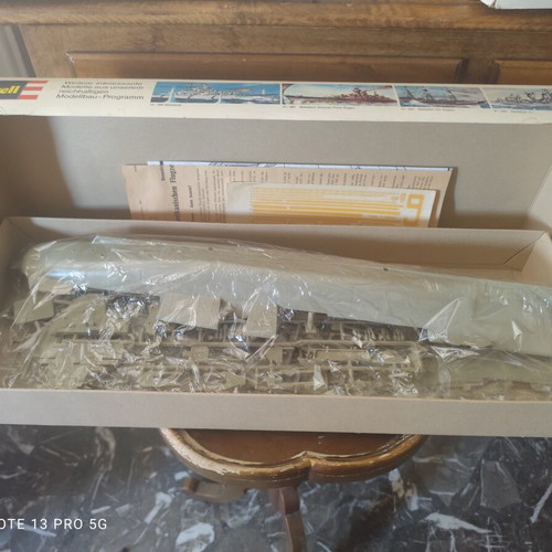 Revell U.S.S. Essex H-353 model kit 1/538 scale