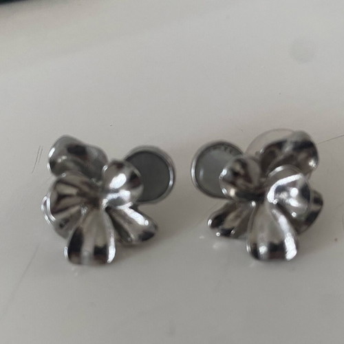 Silver flower stud earrings like new