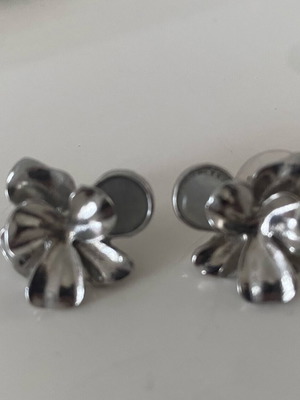 Silver flower stud earrings like new