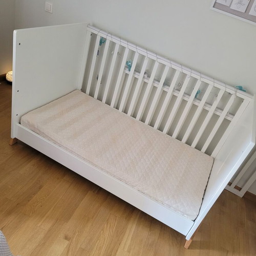 Casababy Oslo convertible baby cot with Greco Strom mattress like new