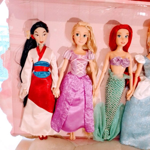 Barbies Princess Disney Deluxe doll gift set new with 11 princesses