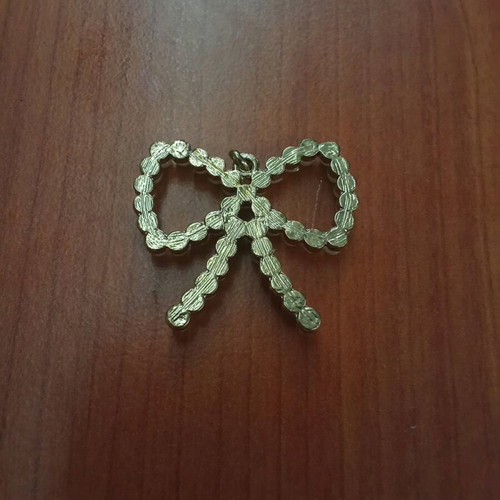 Metallic gold pendant with fake pearls like new