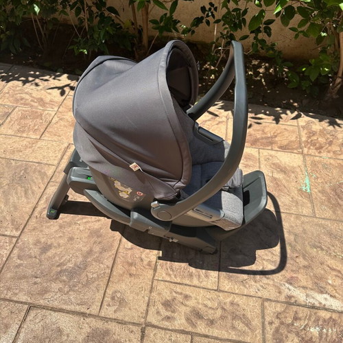 Inglesina Aptica Darwin baby transport system used with isofix base and 2 bags
