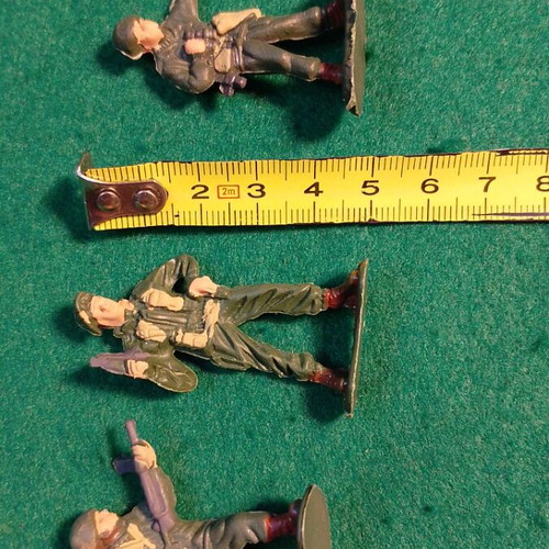 Diorama with over 25 painted soldiers used